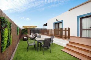 Outdoor dining - Charming Villa "Susana" with Mountain View, Garden, Terrace & Pool (La Oliva)