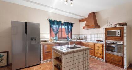 Beautiful Home Casa Alberto Santos with Rooftop Terrace, Mountain/Ocean Views & Wi-Fi