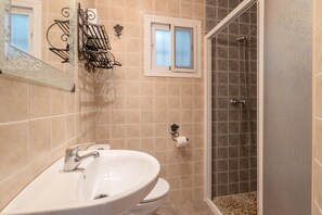 Dusche, kostenlose Toilettenartikel, Haartrockner, Handtücher
