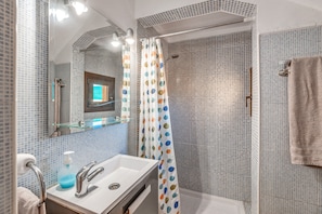 Shower, hair dryer, towels - Beautiful Holiday Home Can Parets with Wi-Fi, Garden, Terraces & Pool; Parking Available, Pets Allowed (Santanyí)