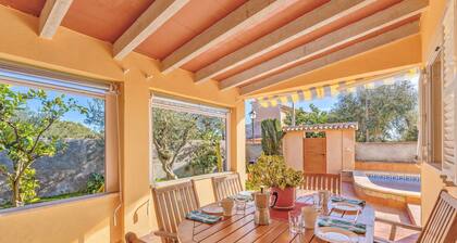 Wunderschönes Ferienhaus Can Parets mit WLAN, Garten, Terrassen & Pool; Parkplätze vorhanden, Haustiere erlaubt