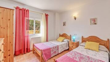 3 dormitorios, tabla de planchar con plancha, wifi gratis y ropa de cama