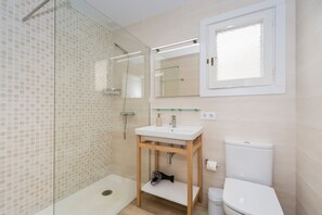 Badewanne, Haartrockner, Handtücher