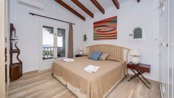 3 slaapkamers, een strijkplank/strijkijzer, gratis wifi, beddengoed