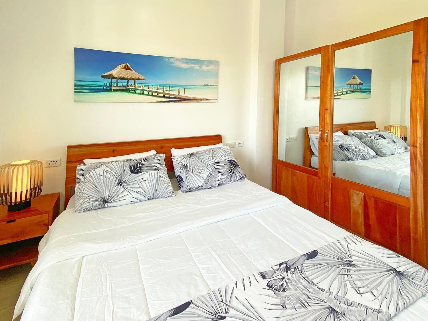 Een minibar, een bureau, een laptopwerkplek, verduisterende gordijnen