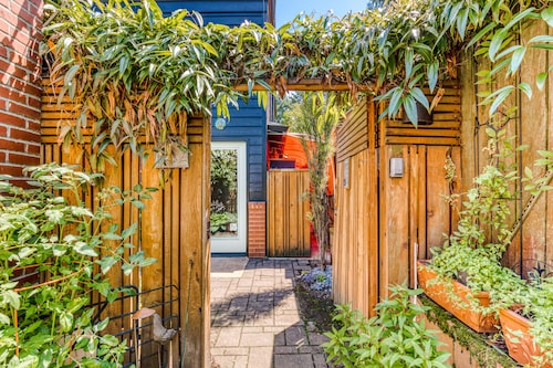 Nykyaikainen koiraystävällinen studio w / kaapeli, WiFi ja oma parveke!