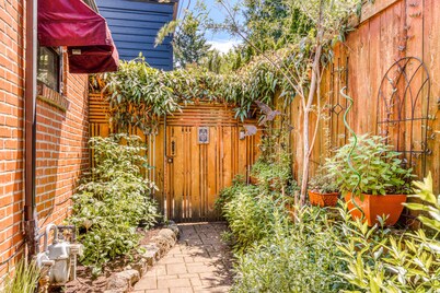 Contemporary dog-friendly studio w/ cable, WiFi, and private balcony