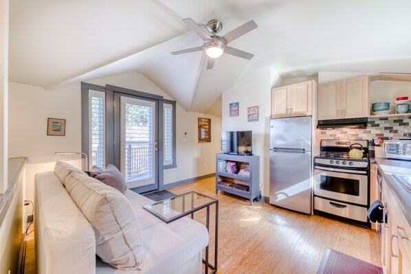 Fridge, oven, stovetop, dishwasher - Contemporary dog-friendly studio w/ cable, WiFi, and private balcony (Portland)