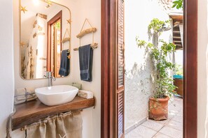 Ducha, secador de pelo, toallas