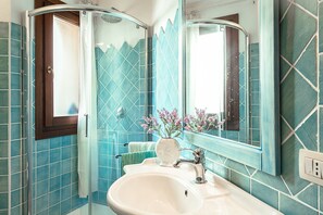 Dusche, Haartrockner, Handtücher