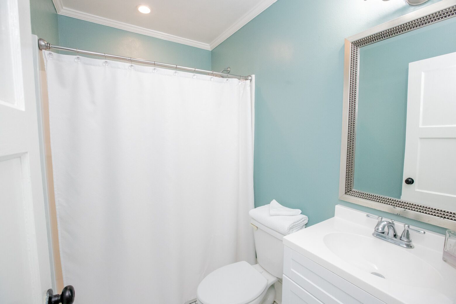 Ducha, secador de pelo, toallas, jabón