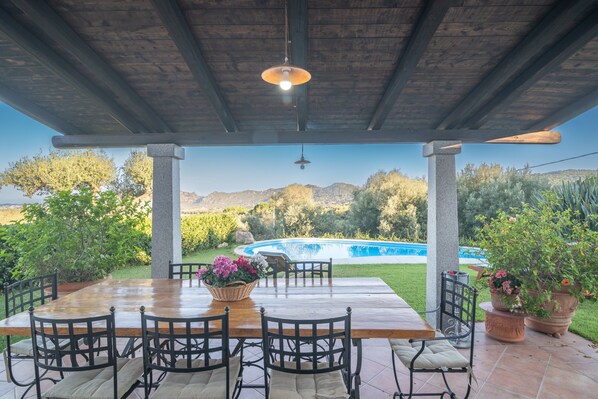Outdoor dining - Villa Peditoltu with sea view, mountain view, garden, pool and terrace (Olbia)