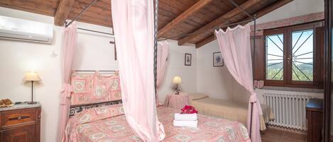 4 bedrooms, iron/ironing board, free WiFi, bed sheets