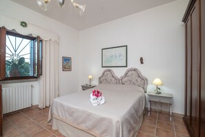 4 bedrooms, iron/ironing board, free WiFi, bed sheets