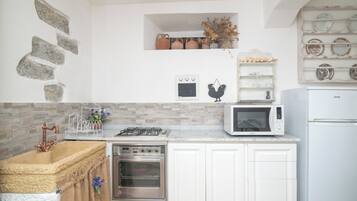 Frigorifero, microonde, forno, piano cottura