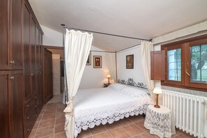4 bedrooms, iron/ironing board, free WiFi, bed sheets - Villa Peditoltu with sea view, mountain view, garden, pool and terrace (Olbia)