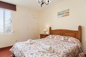 3 bedrooms, iron/ironing board, bed sheets