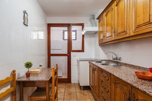 Réfrigérateur, micro-ondes, plaque de cuisson, lave-vaisselle