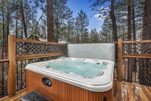 Outdoor spa tub - Sunny Side Up: Pool Table, Hot Tub, Tesla Charger! (Big Bear Lake)
