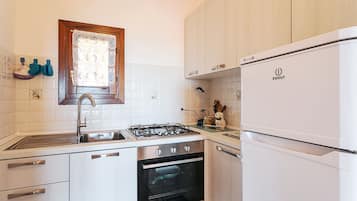 Geladeira, cooktop, chaleira elétrica, torradeira