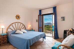 1 quarto, ferros/tábuas de passar roupa, roupa de cama