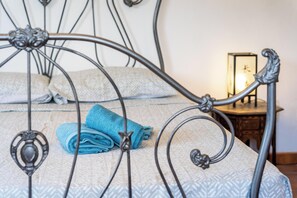 4 عدّة غرف نوم ومكواة/لوح كي وواي فاي مجانًا وملاءات أسرّة