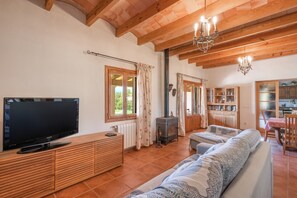 Living area - Country House 'Can Mossenyer' with Mountain View, Private Pool and Wi-Fi (Santa María del Camí)