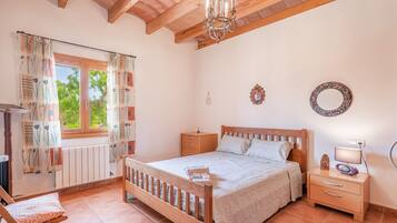 4 makuuhuonetta, silitysrauta/-lauta, ilmainen Wi-Fi, vuodevaatteet