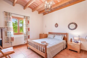 4 bedrooms, iron/ironing board, free WiFi, bed sheets - Country House 'Can Mossenyer' with Mountain View, Private Pool and Wi-Fi (Santa María del Camí)