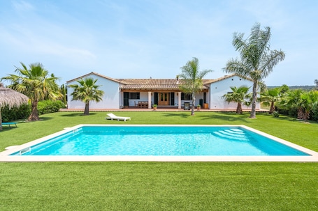 Piscina. Casa rural 'Can Mossenyer' con vistas a la montaña, piscina privada y Wi-Fi