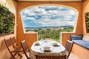 Outdoor dining - Apartment “Bia de Bados B4” with Wi-Fi and Shared Pool (Olbia)