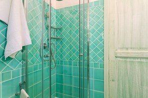 Shower, towels - Apartment “Bia de Bados B4” with Wi-Fi and Shared Pool (Olbia)