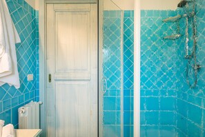 Shower, towels - Holiday Apartment “Bia de Bados B5” with Wi-Fi and Shared Pool (Olbia)