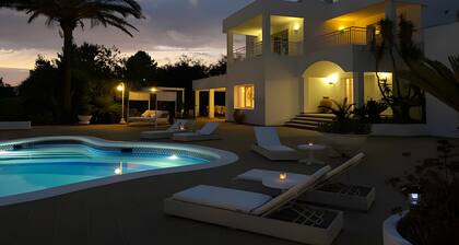 Luxury Villa "Oasis" with Pool, Panoramic Views, Wi-Fi & Large Garden