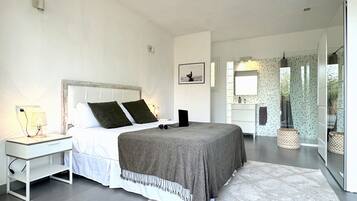 6 bedrooms, iron/ironing board, free WiFi, bed sheets