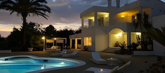Villa de lujo "Oasis" con piscina, vistas panorámicas, Wi-Fi y amplio jardín