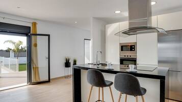 Een koelkast, een magnetron, een oven, een kookplaat