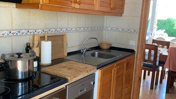 Jääkaappi, mikroaaltouuni, uuni, liesi