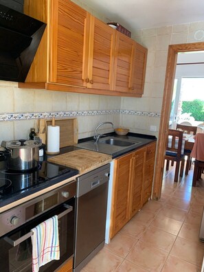 Geladeira, micro-ondas, fogão, cooktop