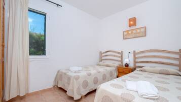 3 bedrooms, iron/ironing board, free WiFi, bed sheets