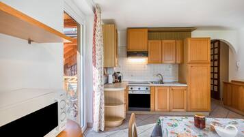 冷蔵庫、電子レンジ、オーブン、コンロ