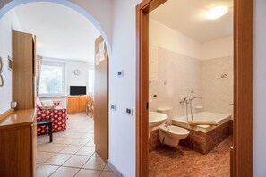 Een bad, een haardroger, handdoeken