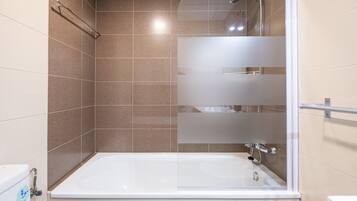 Bathtub, hair dryer, towels