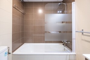 Badewanne, Haartrockner, Handtücher