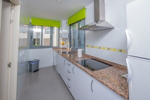 Fridge, microwave, stovetop, dishwasher