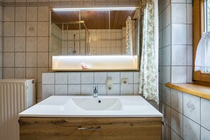 Bathtub, hair dryer, towels - Rustic Holiday Home Annelies with Wi-Fi, Garden, Terrace (Übersee)