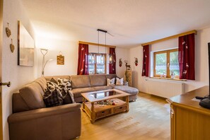 TV - Rustic Holiday Home Annelies with Wi-Fi, Garden, Terrace (Übersee)