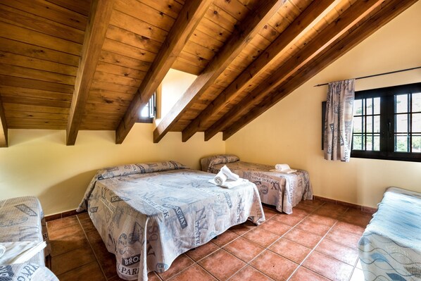 5 bedrooms, iron/ironing board, free WiFi, bed sheets