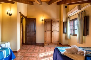 5 chambres, fer et planche à repasser, Wi-Fi gratuit, draps fournis