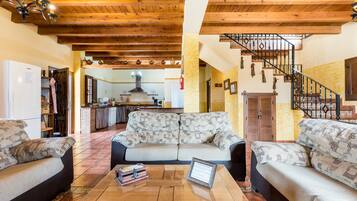 Een televisie en een open haard